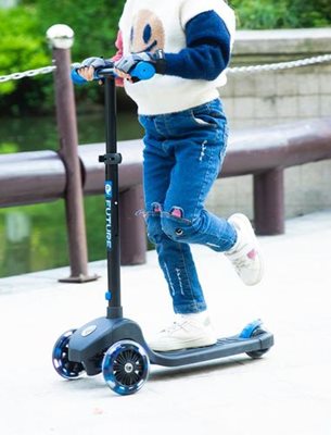 קורקינט לילדים ידית מתקפלת, אורות בגלגלים ועל גבי המשטח Future - Q Play