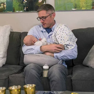 כרית הנקה בופי ניידת עם קשירה – Anywhere Nursing Pillow