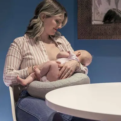 כרית הנקה בופי ניידת עם קשירה – Anywhere Nursing Pillow