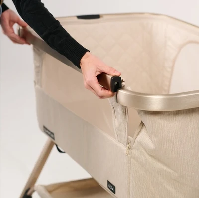 עריסה נצמדת למיטה ספורט ליין נועה בד לבן / שלד עץ – Sport Line