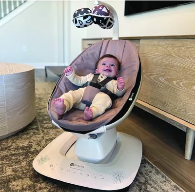 ממרו mamaroo מפוארת צבע שחור - דגם 5.0 נדנדה לתינוק בטכנולוגיה מתקדמת, אפשרות חיבור לבלוטוס, עם 5 תנועות נדנוד יחודיות. 4moms