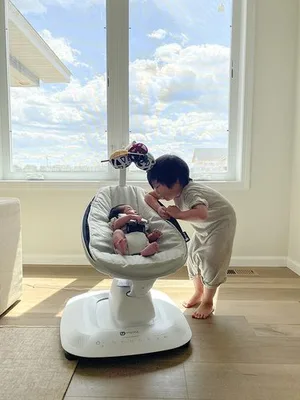 ממרו mamaroo מפוארת צבע שחור - דגם 5.0 נדנדה לתינוק בטכנולוגיה מתקדמת, אפשרות חיבור לבלוטוס, עם 5 תנועות נדנוד יחודיות. 4moms