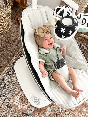 ממרו mamaroo מפוארת צבע שחור - דגם 5.0 נדנדה לתינוק בטכנולוגיה מתקדמת, אפשרות חיבור לבלוטוס, עם 5 תנועות נדנוד יחודיות. 4moms