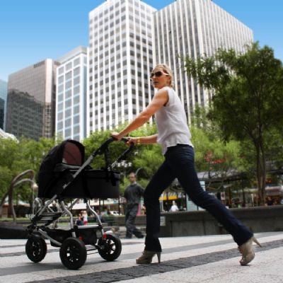 SWIFT_CARRYCOT-IN-MOTION_lifestyle-v2_1200x1200